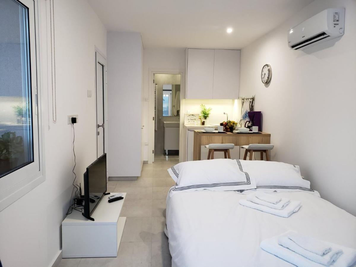 Modern & Cozy Studio W/ Backyard Near City Center ลิมาซอล ภายนอก รูปภาพ